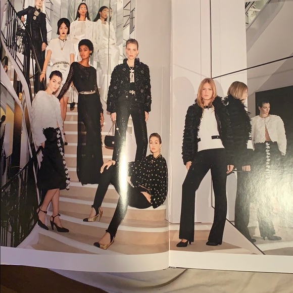 Exclusive CHANEL’S 2019/2020 collection book. - Picture 2 of 10